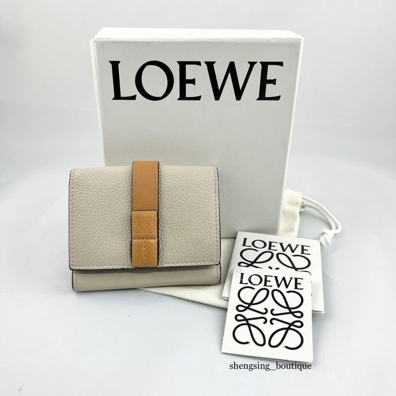 （專櫃售價$21000） [二手正品]loewe 經典三折短夾 淺燕麥色/蜜糖色 小牛皮