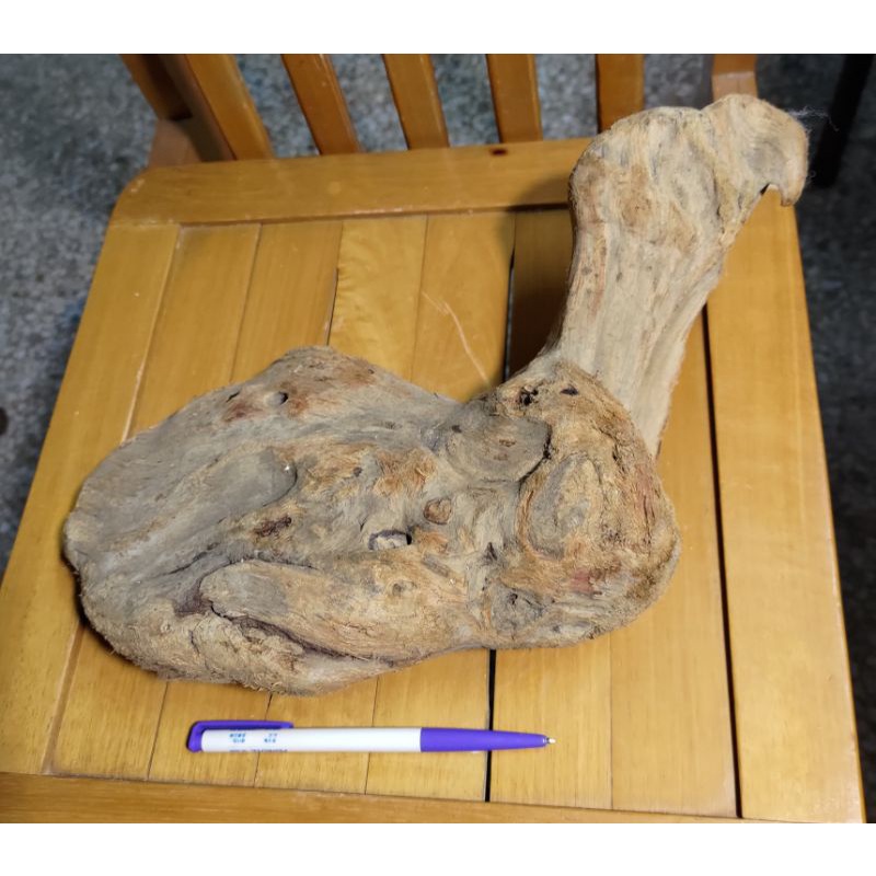 二葉松木塊，約1.5公斤，編號undertable1,1p0h