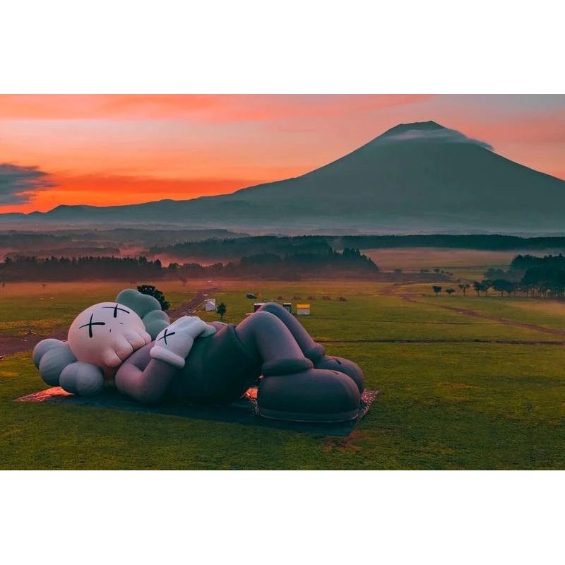 《KAWS:HOLIDAY 》JAPAN日本富士山🗻搪膠公仔（黑、灰）