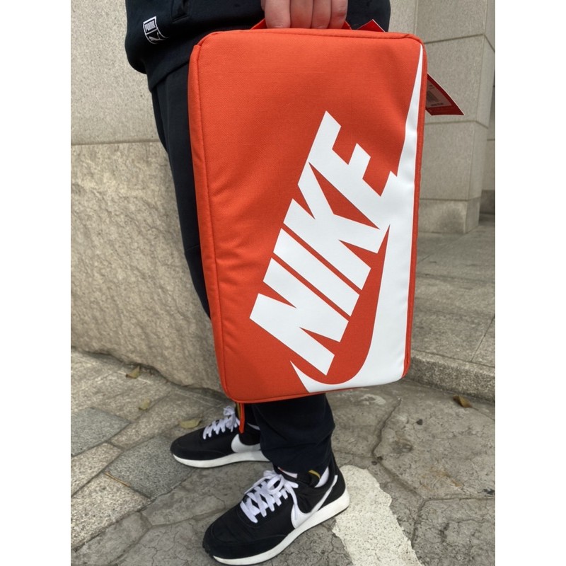 Nike 熱賣現貨 運動鞋袋 手提袋 經典鞋盒 紅橘 BA6149810，Run運動館