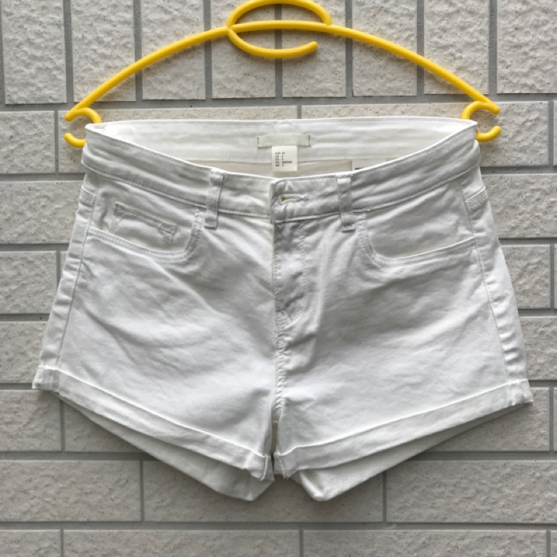 9 5成新無髒污h M 白色中腰短褲熱褲包臀 蝦皮購物