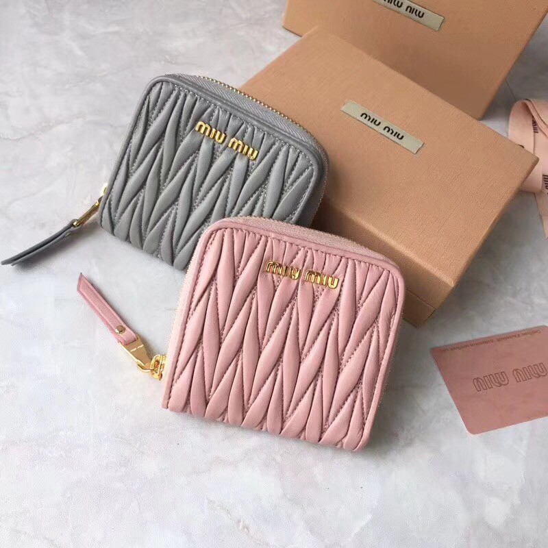 Prada 副牌miu Miu 小羊皮抓皺拉鍊短夾折財布 蝦皮購物