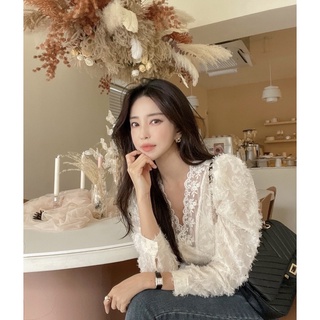 𝑮𝒍𝒊𝒏𝒕✨ 𝑲𝒐𝒓𝒆𝒂🇰🇷米西亞戀空｜韓國CHIC法式浪漫花邊V領蕾絲羽毛長袖上衣～🪶