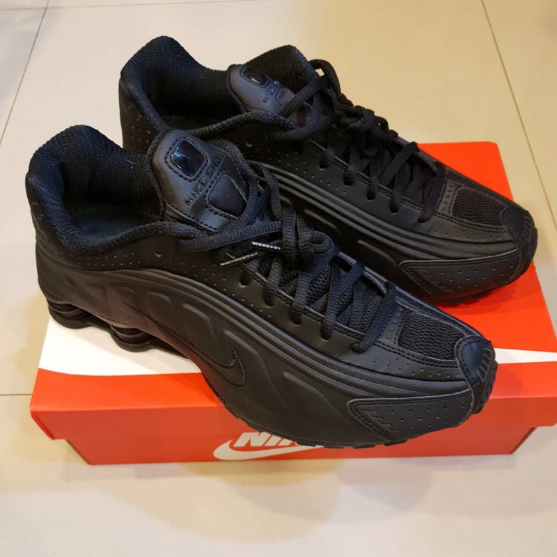 nike shox r4 triple black