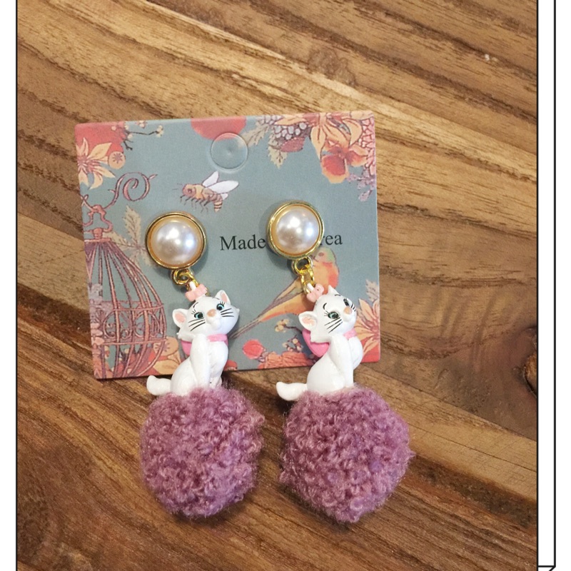 迪士尼瑪莉貓系列紫色珍珠毛球針式耳環 (全新）