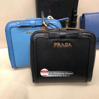 SoHoShop歐洲代購 PRADA 女士浮雕LOGO水波紋皮革蝴蝶結裝飾短款摺疊錢包皮夾短夾 拉鏈零錢袋 多色