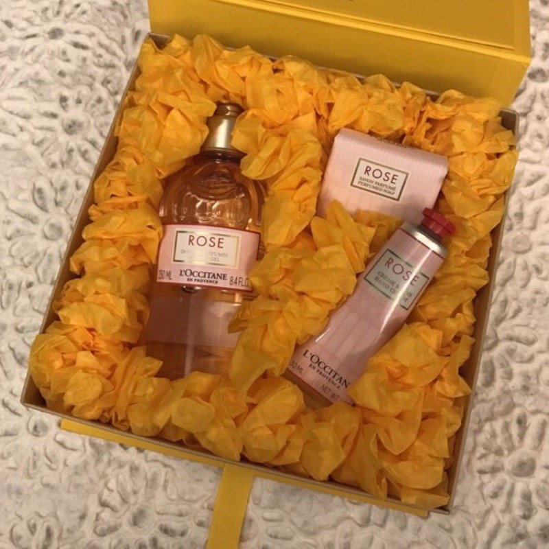 歐舒丹 玫瑰花園沐浴禮盒（沐浴膠250ml、護手霜30ml、香氛皂50g) 專櫃公司貨附提袋
