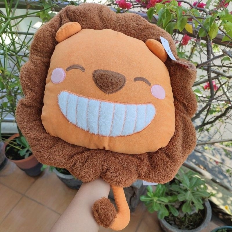 Miniso情人節系列笑臉獅子抱枕可愛微笑獅子公仔抱枕