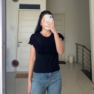 Zara 荷葉邊黑色上衣備受喜愛