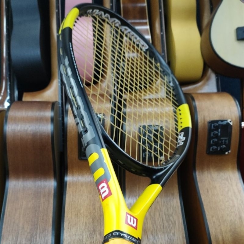 Wilson Hammer 網球拍可與黃袋一起使用