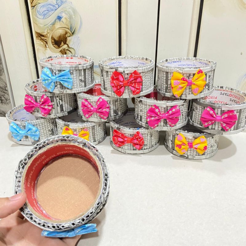 從報紙回收使用膠帶和棉絨的工藝品