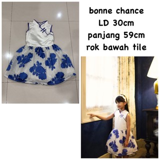 Preloved Bonne Chan 兒童派對服裝白色和藍色花卉圖案旗袍 E005