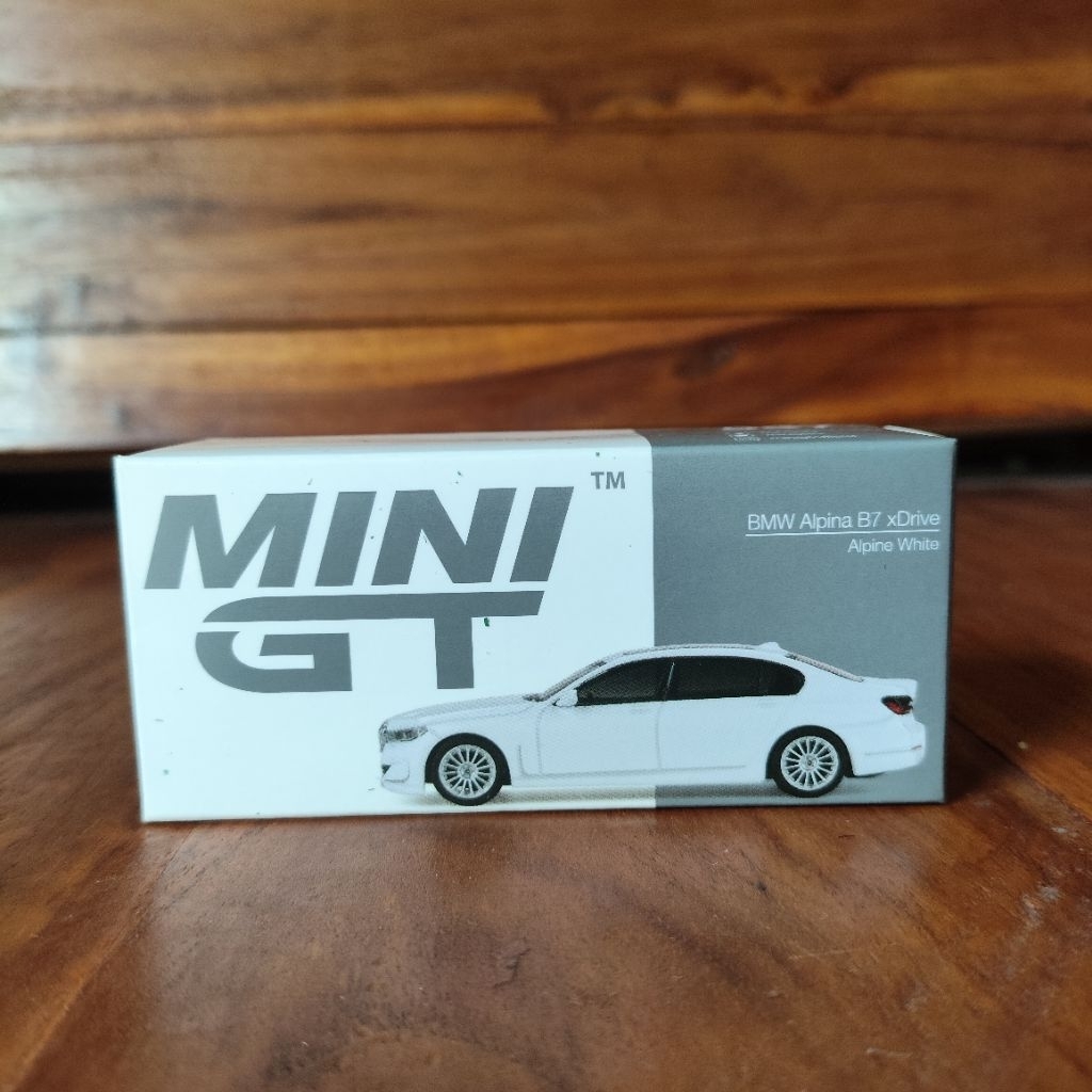 Mini GT BMW Alphine B7 xDrive 阿爾芬白