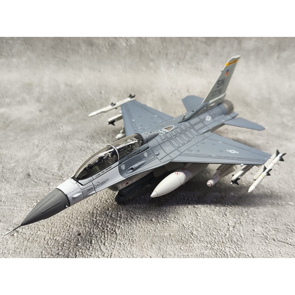 1/72 美國空軍F16D戰鬥機合金飛機模型可變造型掛載帶發動機全套