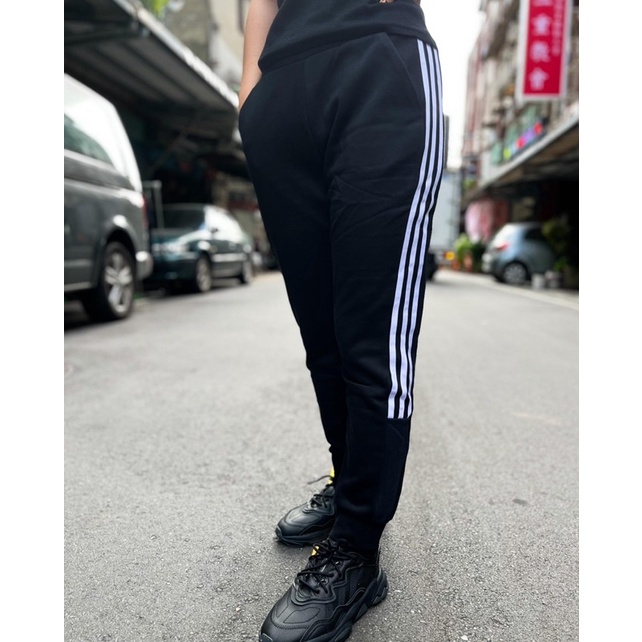 《現貨商品》adidas 三線女款 內刷毛 棉褲 縮口褲  FI9243