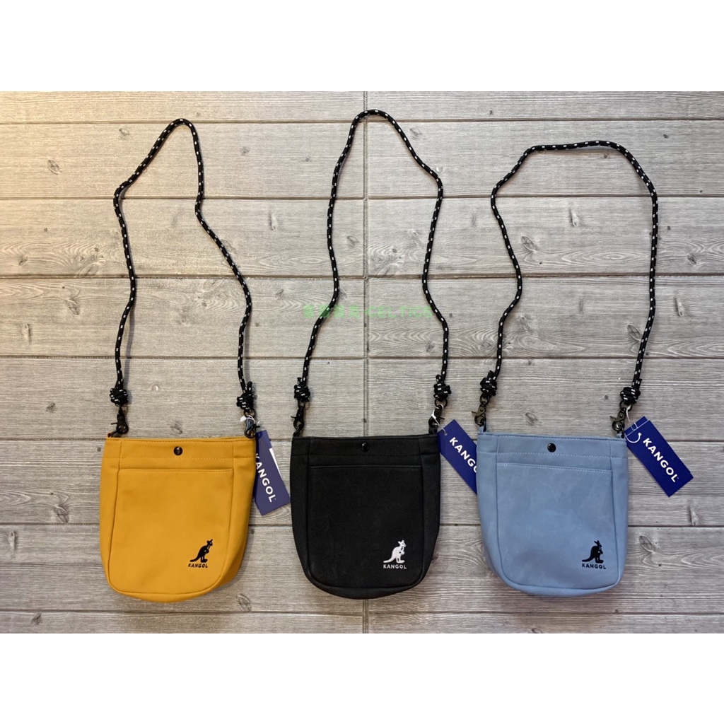 塞爾提克~英國袋鼠 KANGOL 隨身小包包 扁包 側背包 麂皮小側包 公司正品 肩帶(可調長度) 電繡袋鼠