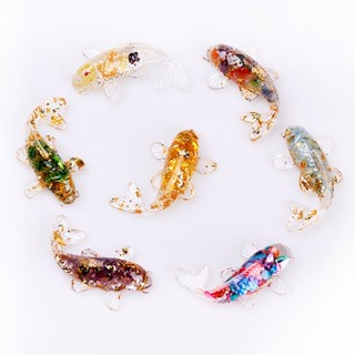 【艾朵拉水晶】【請聊聊確認有無現貨】 天然水晶碎石滴膠小魚擺件小巧錦鯉造型辦公桌面裝飾品