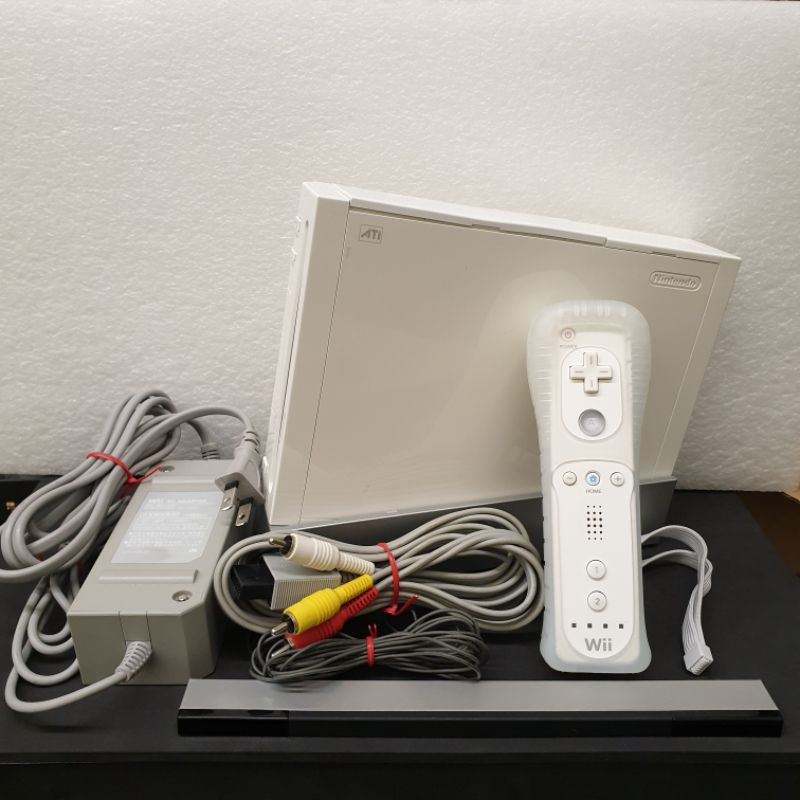 任天堂 Nintendo WII 主機及配件 主機 底座 手把1支(含矽膠套及吊繩) 變壓器 感應條 軟改機