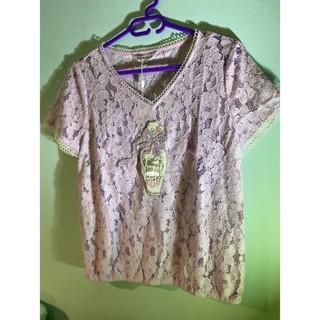妮娜花園～全新有吊牌～小L以下～如藝術品～🌸🍇赫拉雅Heraya(L)粉嫩霧紫夢幻香水花卉蕾絲緹花（有柔紫內搭）短袖上衣