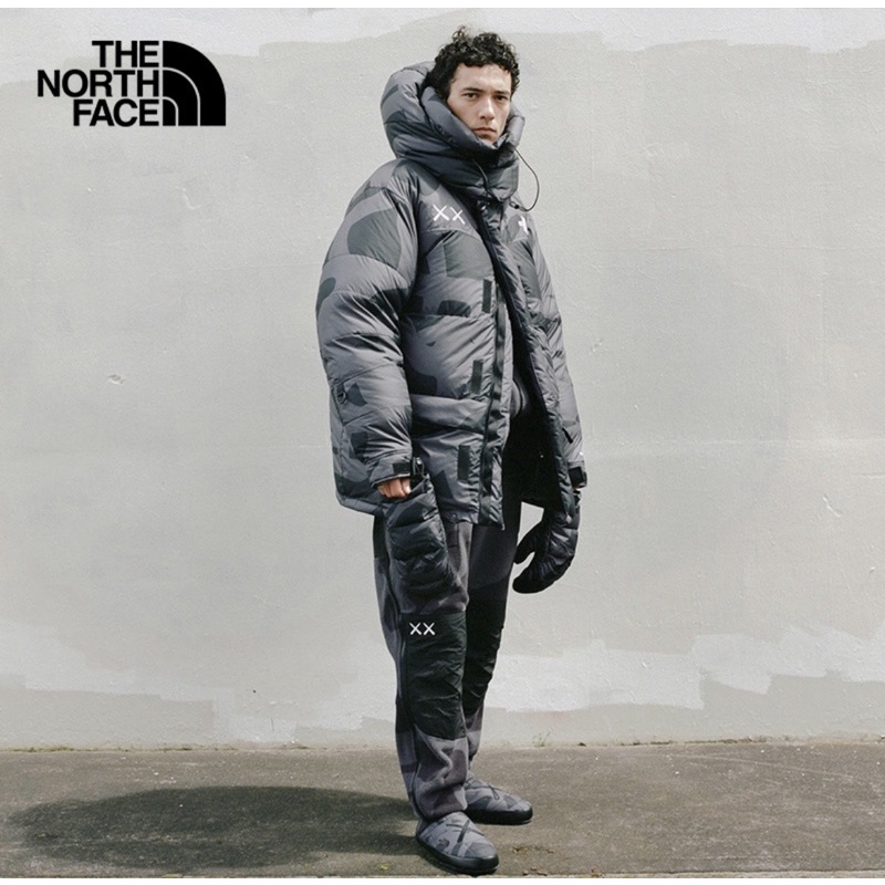 【The North Face XX KAWS】聯名系列男款黑色連帽羽絨外套｜7WLT7H4 美規L（亞規XL）