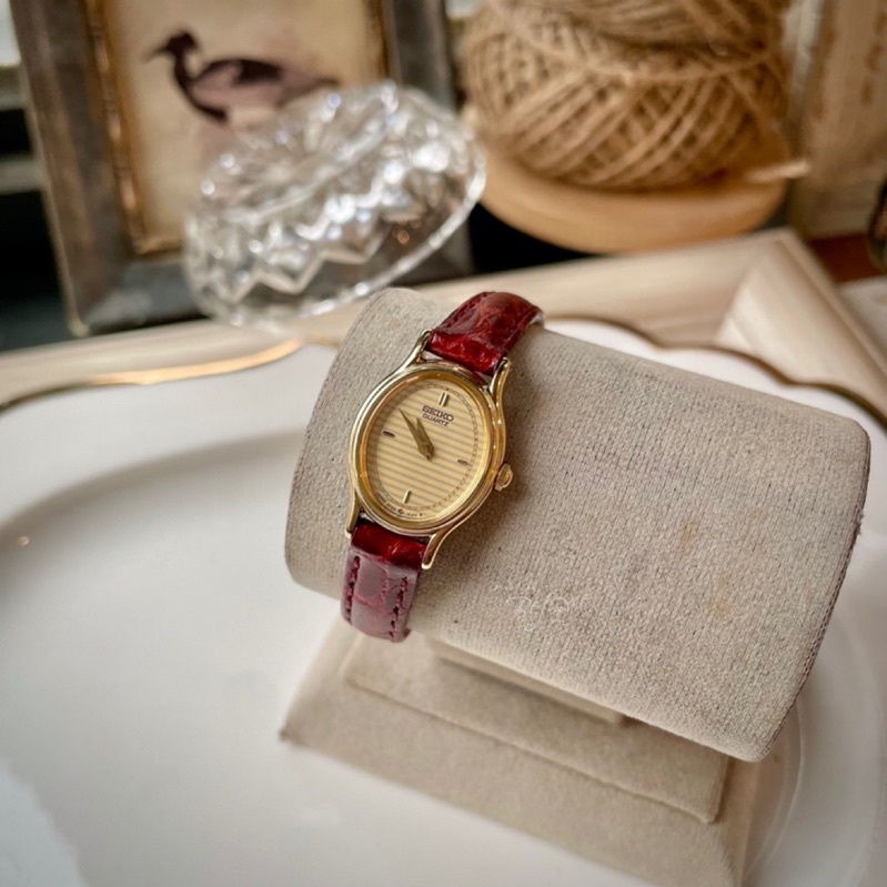 SEIKO · Vintage ·日本精工 極新 新古未用品 酒桶橢型袖珍機芯 兩只針 細紋錶面 古董石英錶