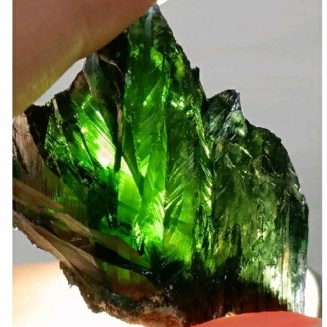 巴西透綠色藍鐵礦帶底岩，兩個一組，隨著氧化不同會呈現綠色與藍色 15g