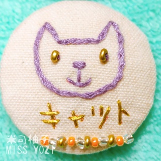 ฅ⁠^⁠•⁠ﻌ⁠•⁠^⁠ฅ MISS YOZI 獨家設計製作| moon cat 手縫圓盤別針