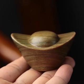 【艾朵拉水晶】【請聊聊確認有無現貨】 綠檀木雕金元寶手把件 實木元寶擺飾辦公室書桌面裝飾盤玩工藝品