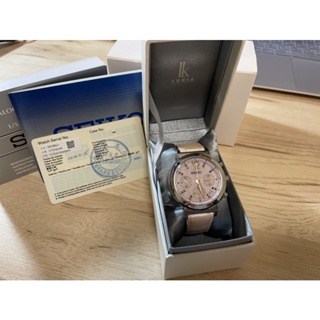 （全新）SEIKO LUKIA 太陽能甜美三眼計時碼腕錶(SSC883J1)-粉、玫瑰金/35mm