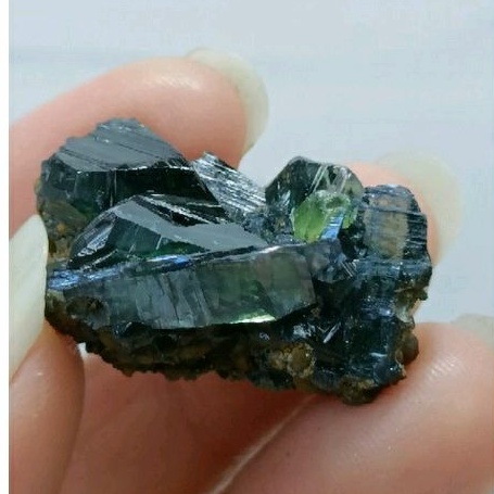 巴西透綠色藍鐵礦帶底岩，隨著氧化不同會呈現綠色與藍色 7g