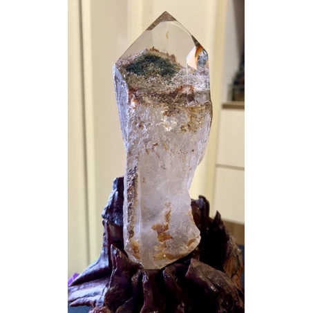 正白底巴西權杖幽靈景石水晶，保留部份原始型態，特製檀木根雕座