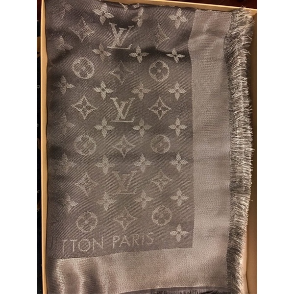 全新 LV LOUIS VUITTON 灰銀色 圍巾 披肩圍巾 搶手款 有盒
