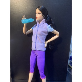 芭比 barbie衣服配件 不含芭比 紫色上衣+紫色瑜伽褲+綠色水瓶