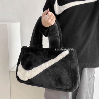 -EJ- 現貨 NIKE LOGO 大勾 勾勾 包包 側揹包 手提包 揹包 黑 白 絨毛 DQ5804-010