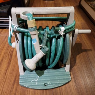 日本「 綠色尼龍橡膠環狀灑水器」延長線 噴水器 耐用園藝器具，加上水管頭，總長為2170公分，二手特價712！