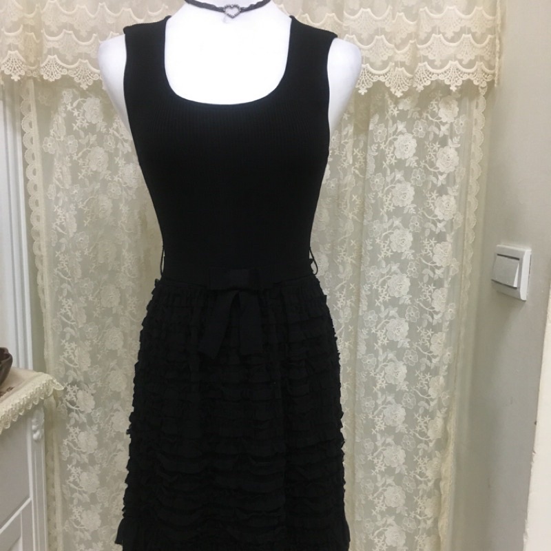 iROO黑色圓領無袖層層蛋糕裙擺洋裝