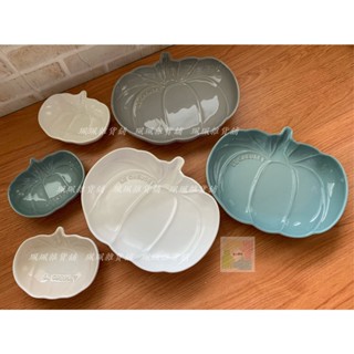 【珮珮雜貨舖】全新《LE CREUSET》田園蔬果系列 陶瓷南瓜造型盤(中/小) 迷霧灰 海洋之花 棉花白 蛋白霜