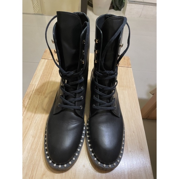 Stuart Weitzman 珍珠飾邊牛皮繫帶短靴 馬丁靴(黑色) 尺寸8.5