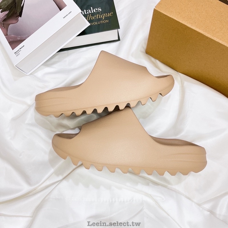 【Leein】Adidas YEEZY SLIDE Pure  男女拖鞋 暖棕色 暖沙黃 GW1934