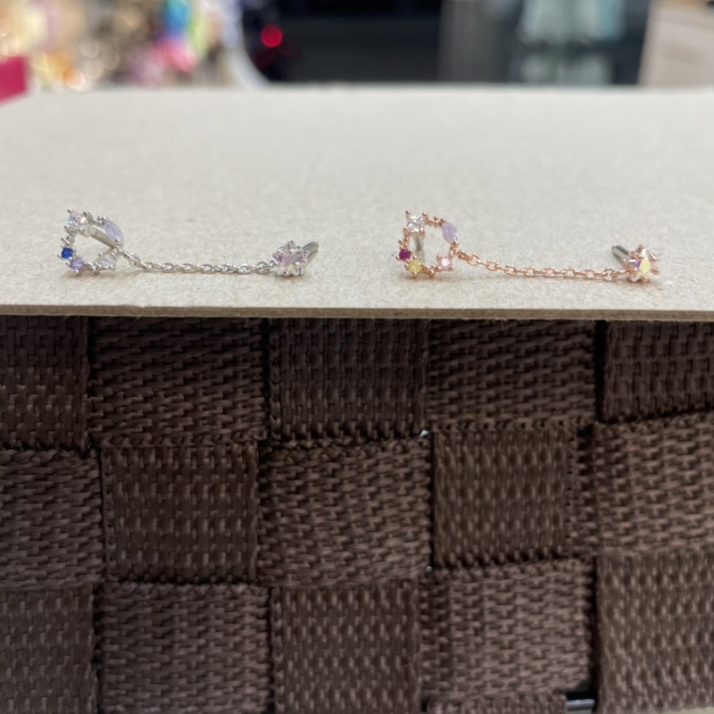HK韓國飾品-醫療鋼針 鎖式耳環 單隻販售（此款需要兩個耳洞）
