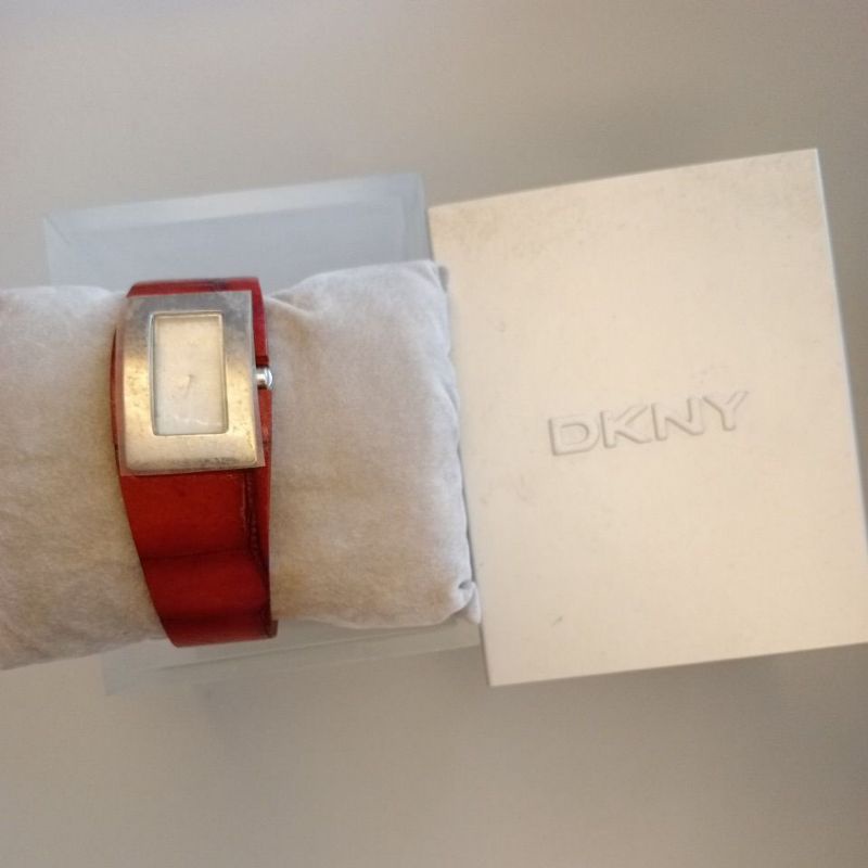 DKNY手錶 原價4000多 久放隨便賣