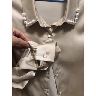 MIUSTAR 珍珠釘釦滑面雪紡襯衫(杏色)長袖 襯衫 長袖襯衫