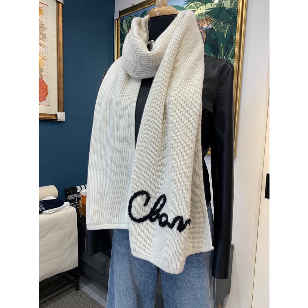 【現貨】秋冬必備 🍂 Chanel 22A Cashmere 喀什迷爾 白底黑logo 羊絨圍巾 厚圍巾 超柔軟