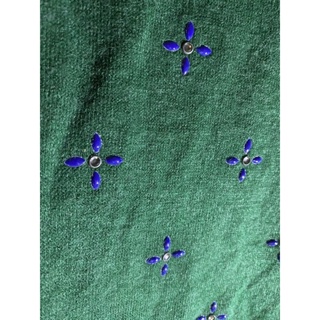 妮娜花園～800免運～9.5新～小M以下～🍀🦋Beartwo(38)清麗綠意綴藍寶石 薄針織長袖長版上衣 荷葉下擺