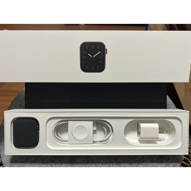 [Apple] Apple Watch Series 5 44吋太空灰色鋁金屬 GPS版（含些許配件）