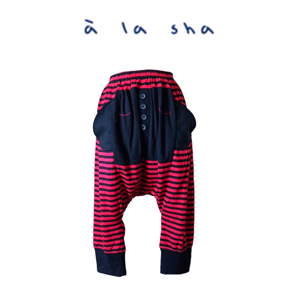 都會名牌~【a la sha】黑色衣服圖案 黑色條紋 番茄紅五分俏麗飛鼠褲~
