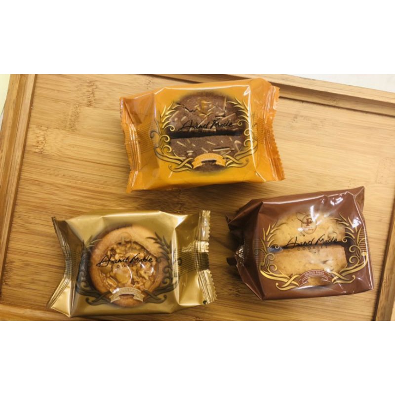 方師傅手工餅乾(盾牌一個25克/個，杏仁巧克力、核桃牛奶35克/個)*一包大約4片