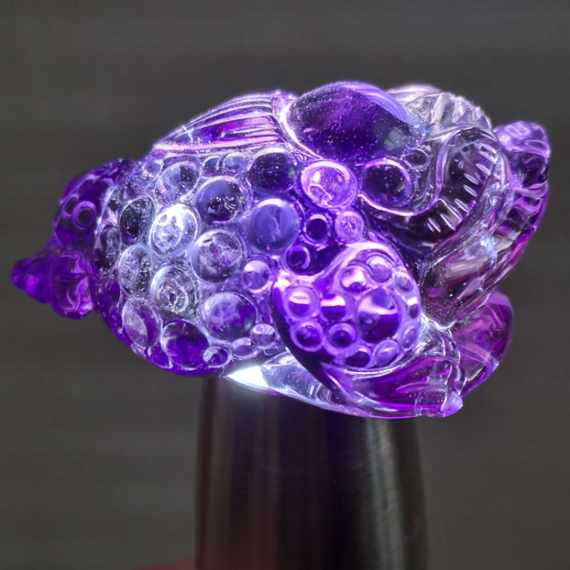 高品烏拉圭紫水晶、紫水晶三脚蟾蜍雕件（沒含錢），長5.2公分，雕工精細，清透無棉，全透光