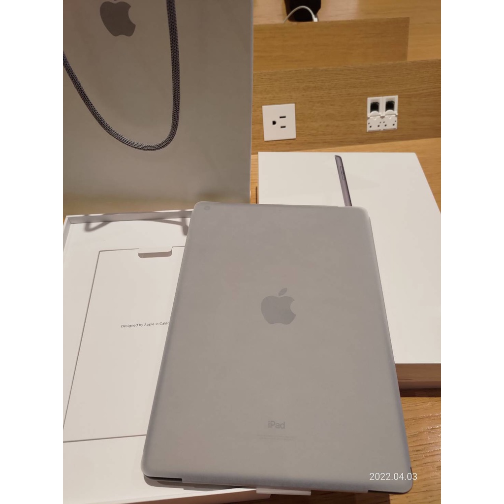 去年四月份 台北APPLE旗艦店購入 IPAD 9代 10.2吋 64G WIFI 銀灰色 保固中 附發票 謝絕議價