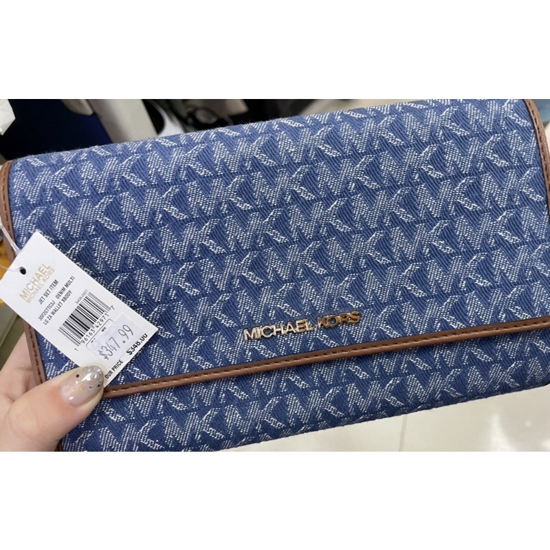 MICHAEL KORS MK WOC 斜背包 滿版LOGO 牛仔織布 寬背帶 丹寧色 現貨